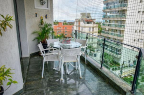 Cobertura com area gourmet e bela vista na Enseada